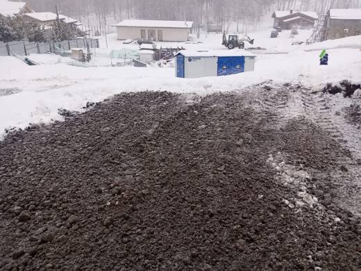 Зимняя площадка: экскаватор и насыпь щебня у подстанции