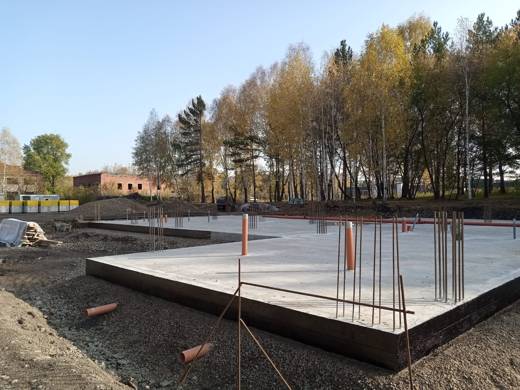Выпуски арматуры под колонны в защитных колпачках, гидроизоляция края плиты