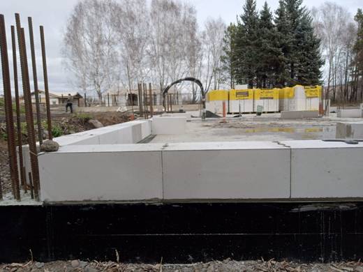 Цокольный ряд газобетона СИБИТ на гидроизоляции с выпусками арматуры