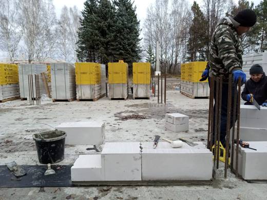 Кладка газобетона с вертикальным армированием угла