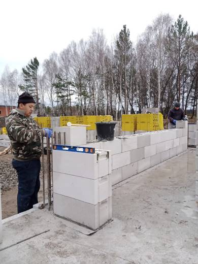 Проверка уровнем кладки блока, арматура в угловом шве
