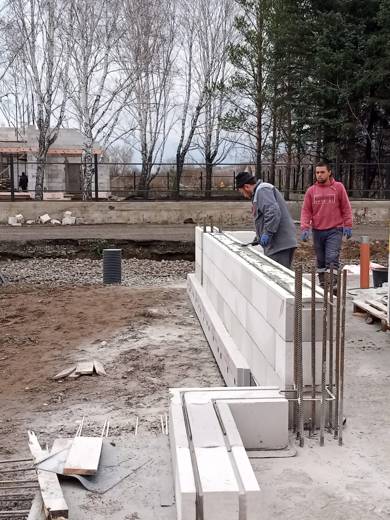 Кладка второго ряда газобетона рядом с вводом коммуникаций
