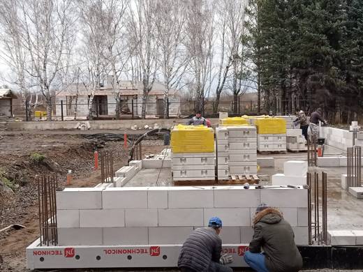 Кладка газобетона, паллеты блоков «Сибит»