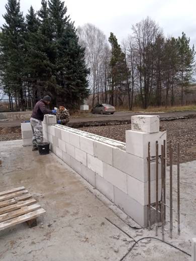 Угол кладки газобетона, нижний ряд с гидроизоляцией цоколя