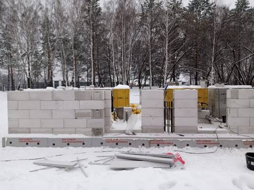 Зимняя кладка газобетона, полоса XPS по цоколю