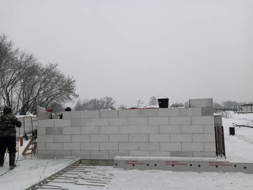 Нанесение раствора поверх ряда с базовой лентой утеплителя