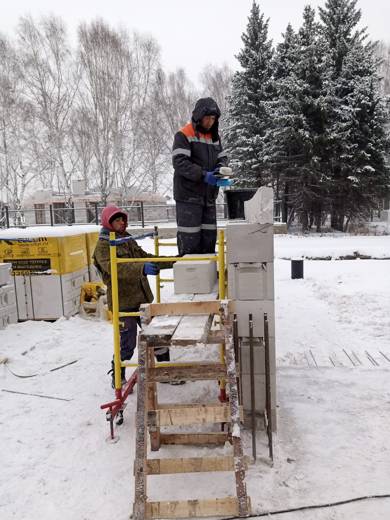 Кладка углового блока газобетона на лесах зимой