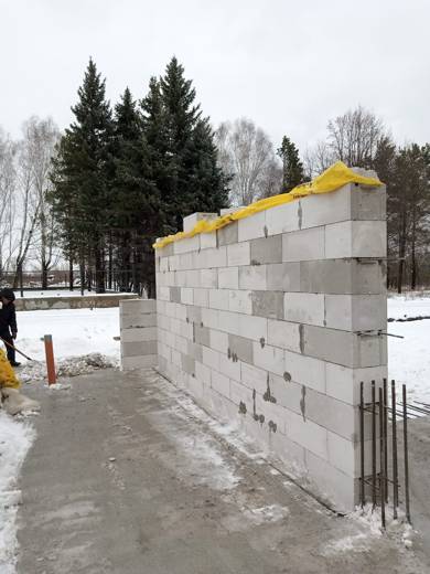 Укрытие верха стены тентом при зимней кладке