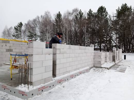 Кладка газобетона на полную высоту стены, заглаживание верхнего ряда