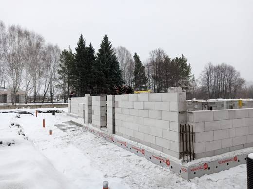 Кладка стен, лента Технониколь по цоколю по всей длине