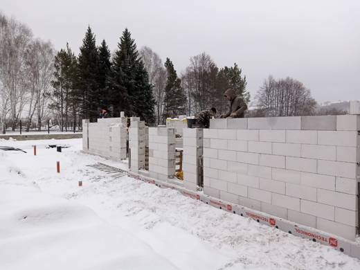 Кладка газобетона на цоколе с гидроизоляцией Технониколь