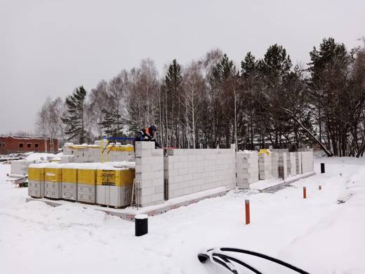 Подача блоков газобетона кран-манипулятором