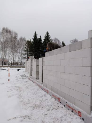Укладка верхнего ряда блоков газобетона