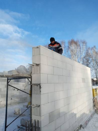 Кладка газобетонных блоков по периметру стены