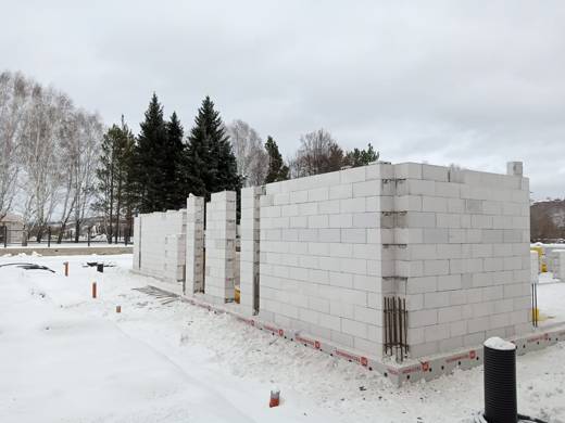 Кладка газобетона с перемычками над проёмами