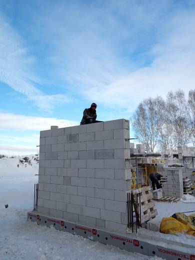 Кладка простенка-пилона из газобетона зимой