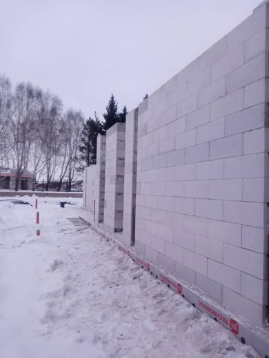 Стена из газобетона вечером