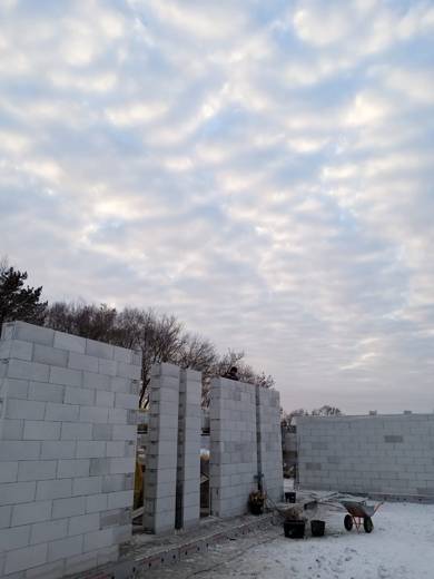 Стены газобетона высотой около 2 м
