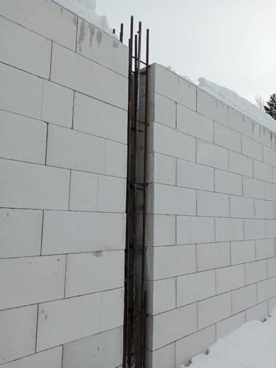 Угол кладки газобетона, арматурный каркас колонны