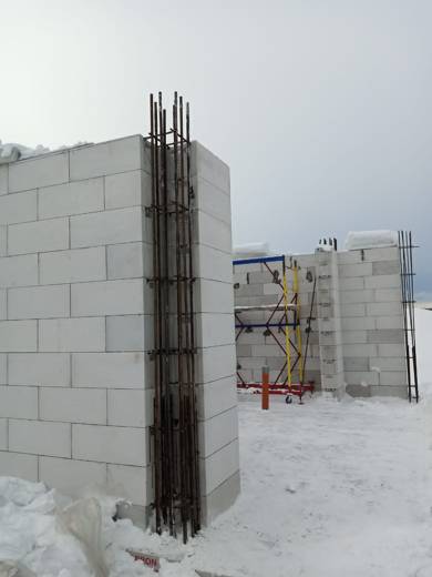 Пучок арматуры на оголовке колонны, щиты опалубки рядом