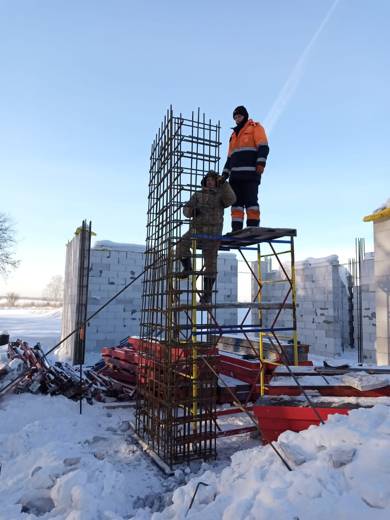 Вязка высокого арматурного каркаса колонны на лесах