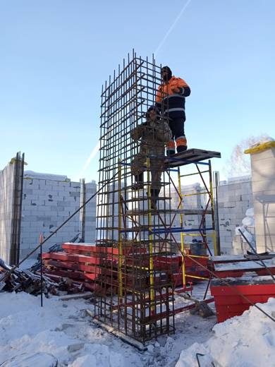 Вязка арматурного каркаса колонны на подмостях
