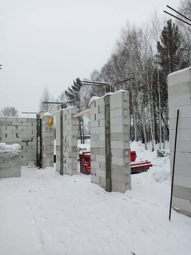 Выпуски арматуры на углах под армопояс