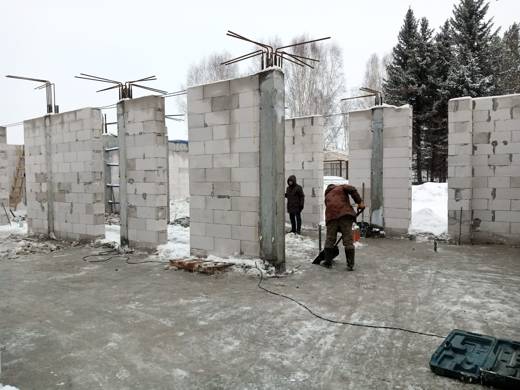 Монолитные колонны с выпусками арматуры для армопояса