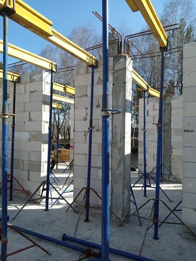 Колонна с выпуском арматуры между опалубкой на балках «ИРС»