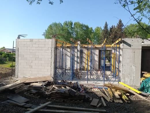 Опалубка перекрытия на стойках рядом с кладкой и колоннами