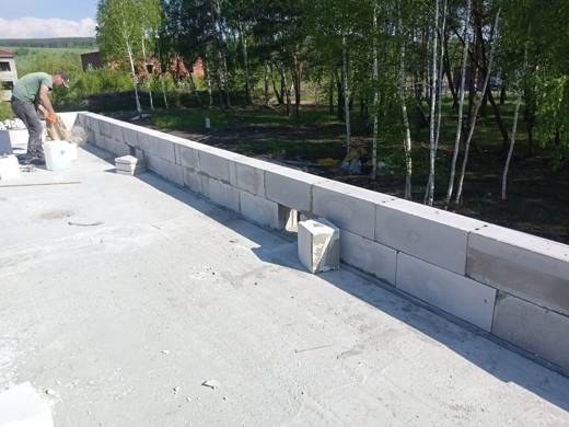 Кладка парапета из газобетона по периметру кровли