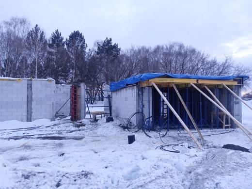 Участок кровли под тентом, монолитная колонна