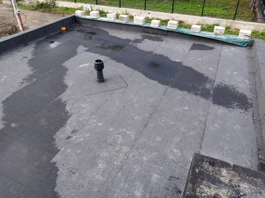 Кровельная мембрана: лужи стоячей воды на поверхности