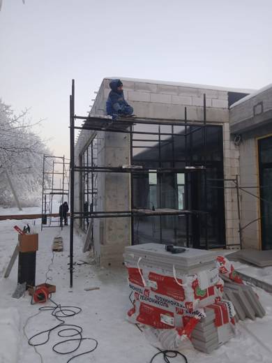 Леса у панорамного окна, утеплитель на фасаде