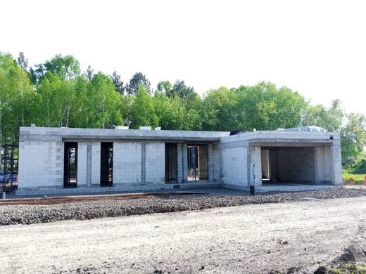 Алюминиевые блоки витража в проёме газобетонной стены