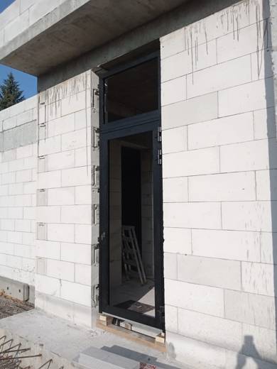 Дверь с узким остеклением в газобетонном проёме