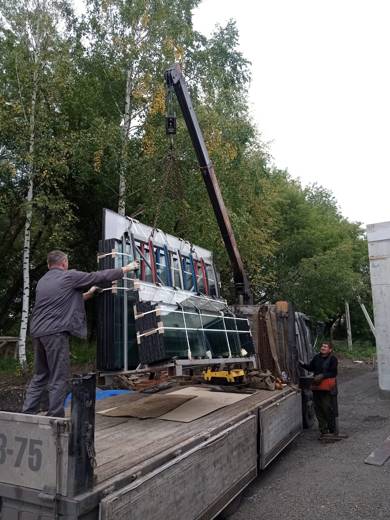 Разгрузка стеклопакетов краном-манипулятором