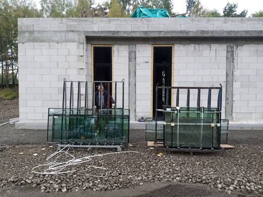 Стеклопакеты на рамах перед монтажом в проёмы