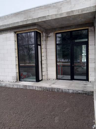 Панорамные окна в углу здания, потёки под козырьком
