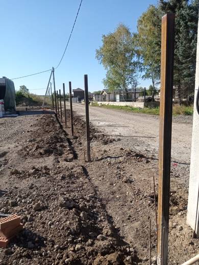 Установка стоек забора вдоль подъездной дороги