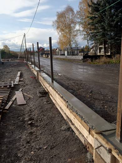 Установка столбов забора в бетонируемые лунки
