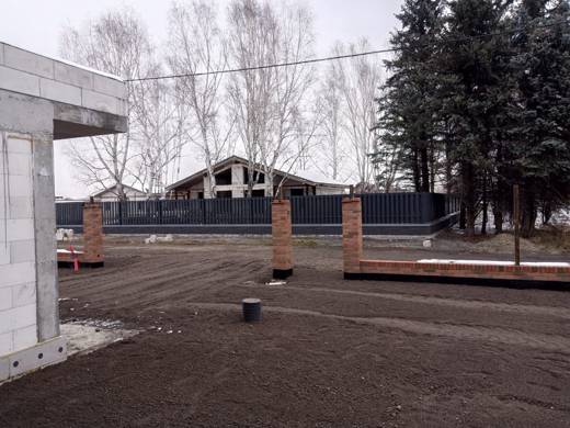 Кирпичные столбы забора на бетонной ленте