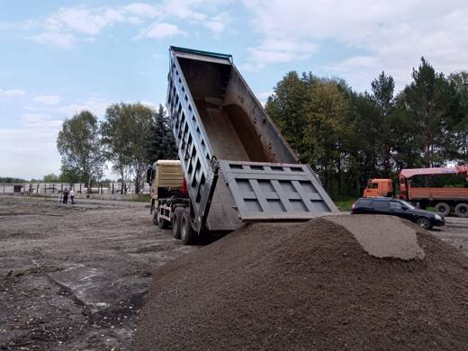 Разгрузка самосвала на площадке