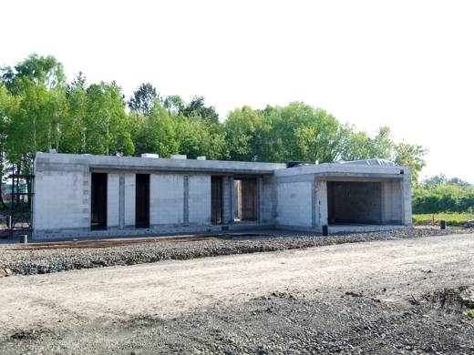 Коробка дома: стены из газобетона, проём гаража